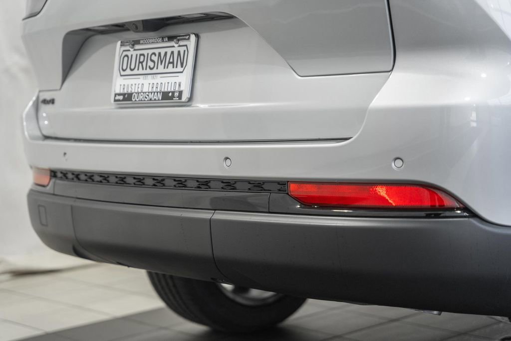 New 2025 Jeep Grand Cherokee Altitude image 8