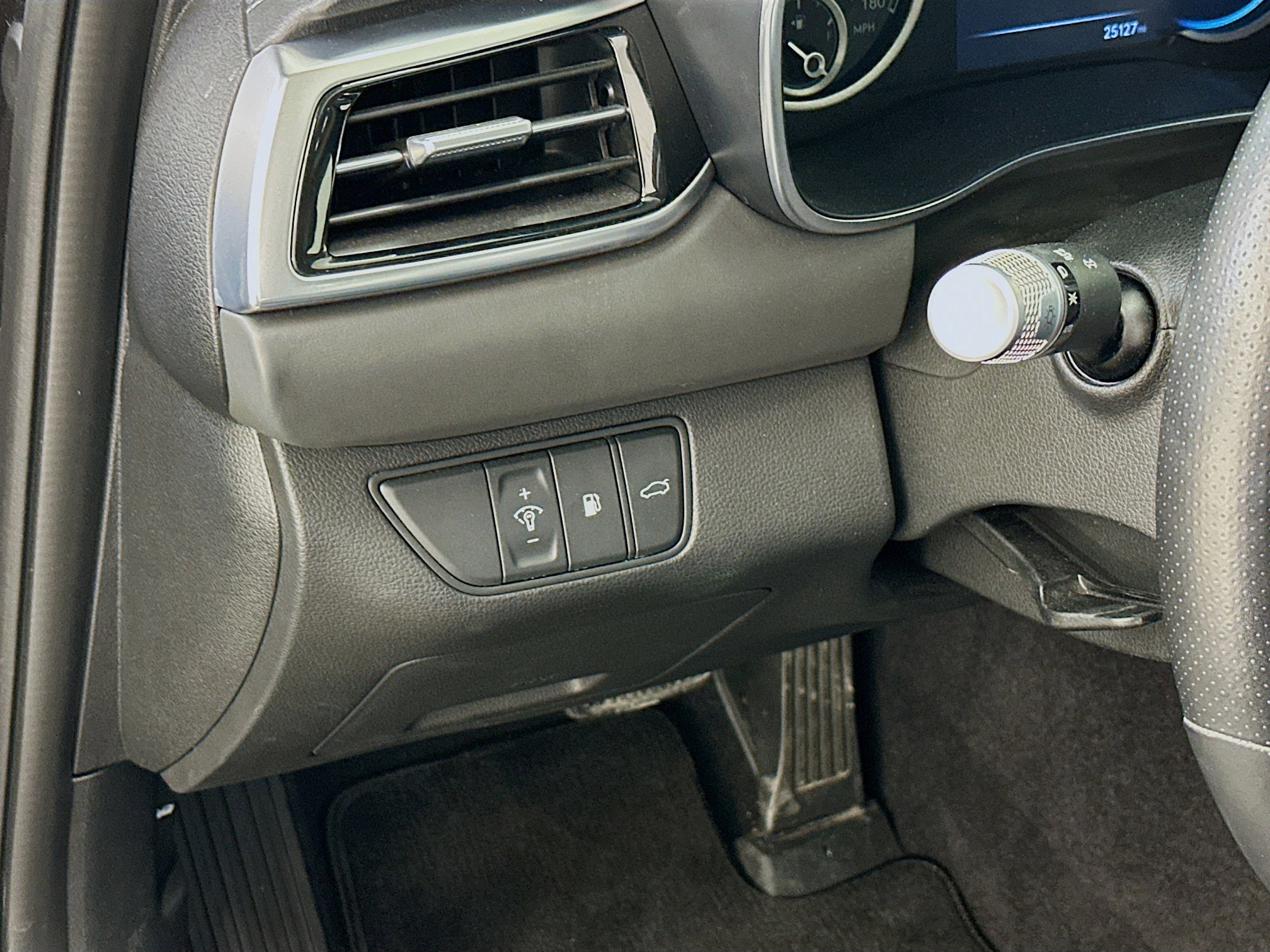 Used 2025 Genesis G70 2.5T image 17