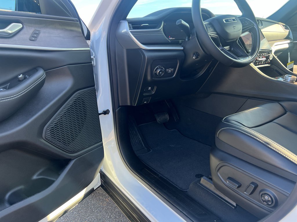 New 2025 Jeep Grand Cherokee Limited w/ Luxury Tech Group II AWD/4WD image 14