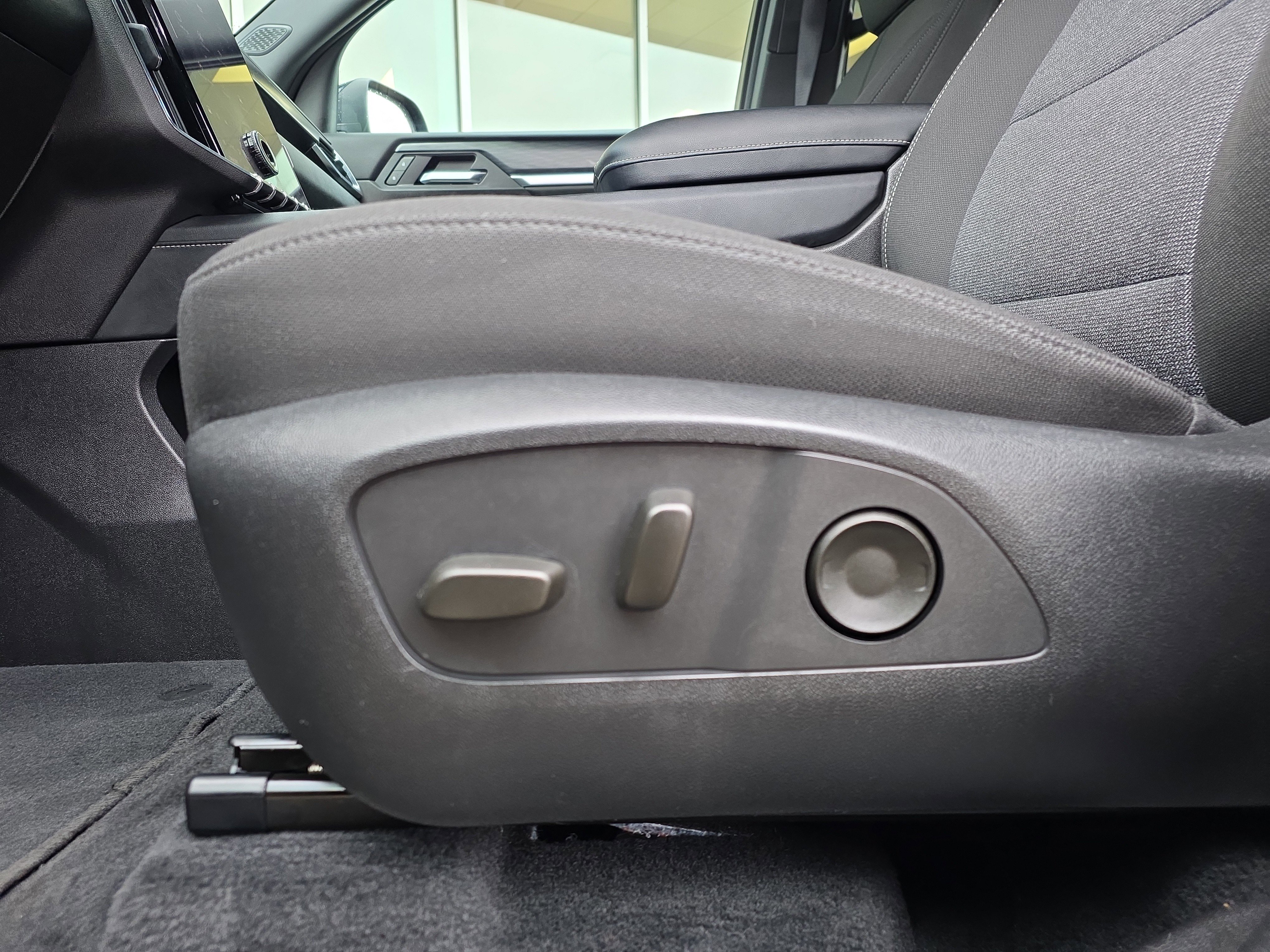 Used 2025 GMC Acadia Elevation image 18