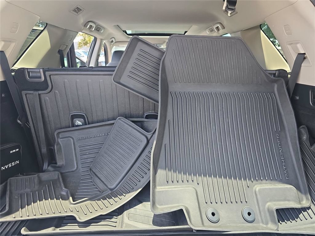 Used 2025 Nissan Pathfinder Platinum FWD image 27