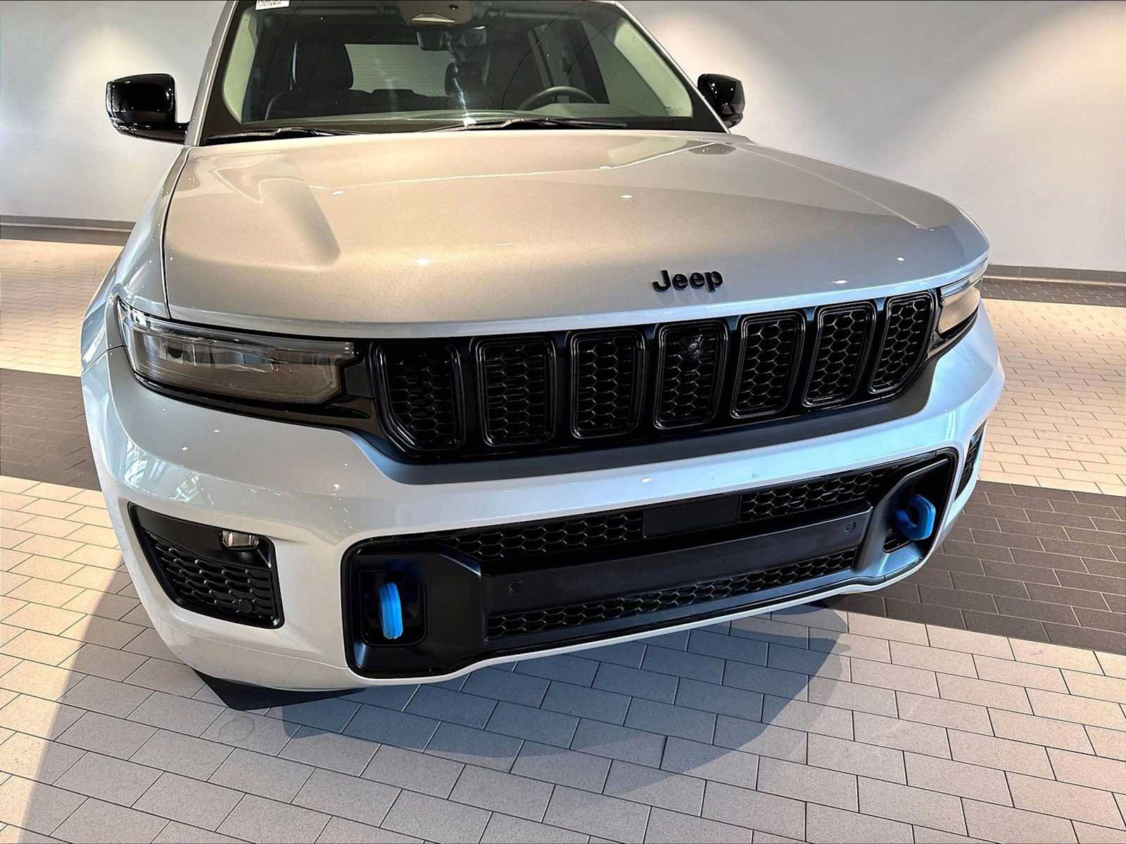 Used 2023 Jeep Grand Cherokee 30th Anniversary AWD/4WD image 32