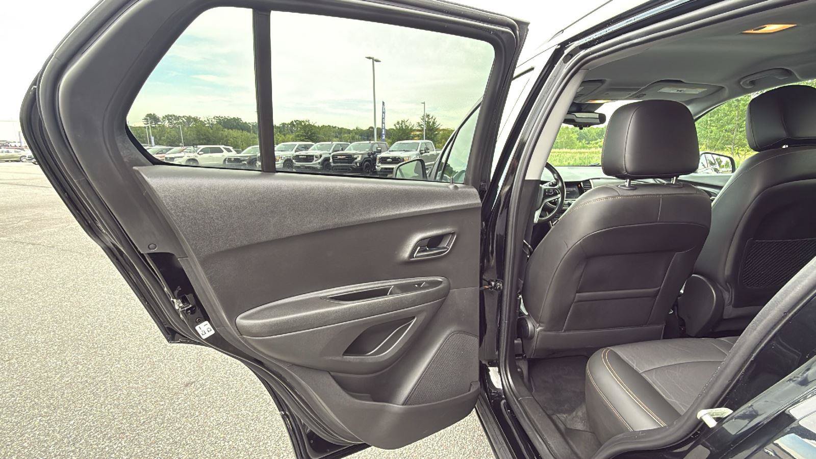 Used 2020 Chevrolet Trax LT w/ Driver Confidence Package AWD/4WD image 22