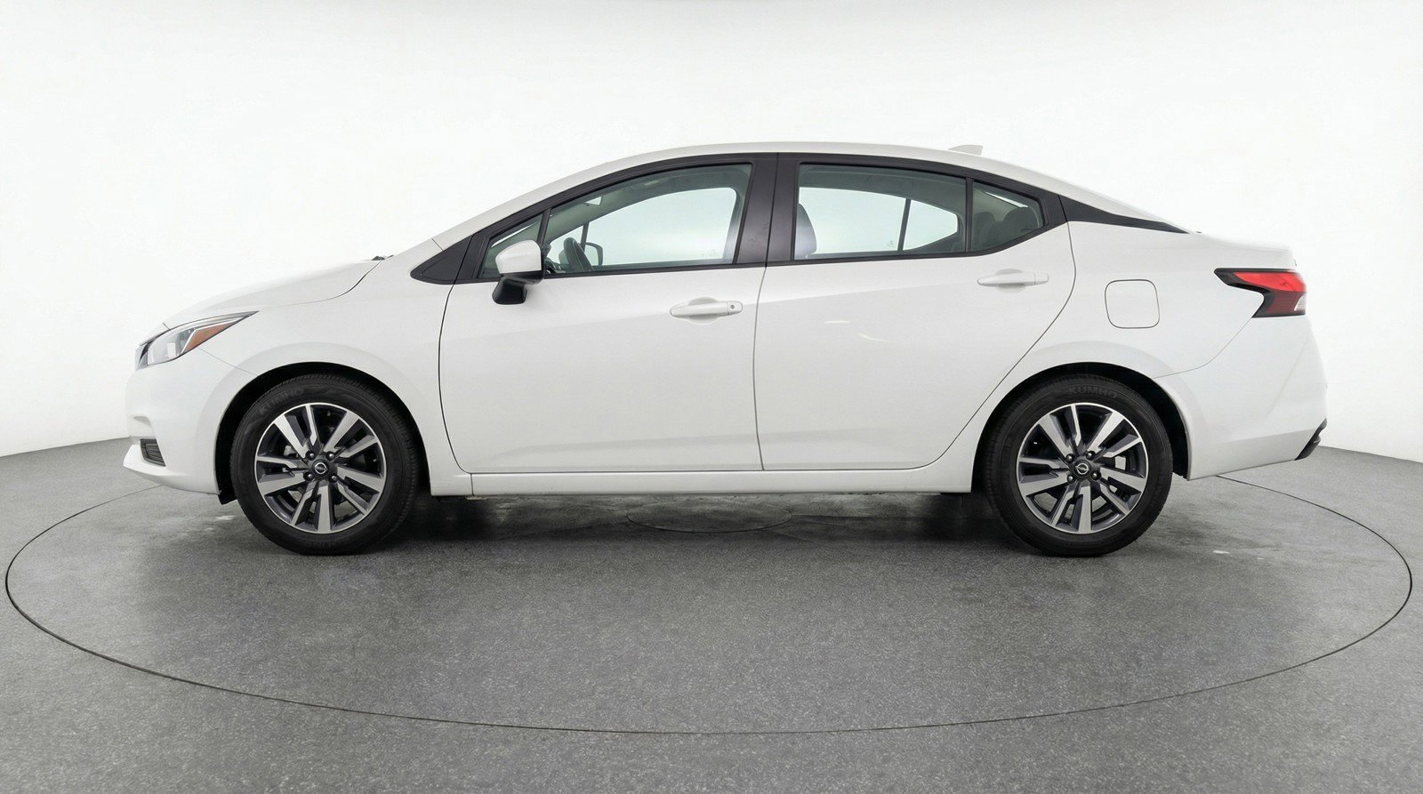 Used 2025 Nissan Versa SV image 5