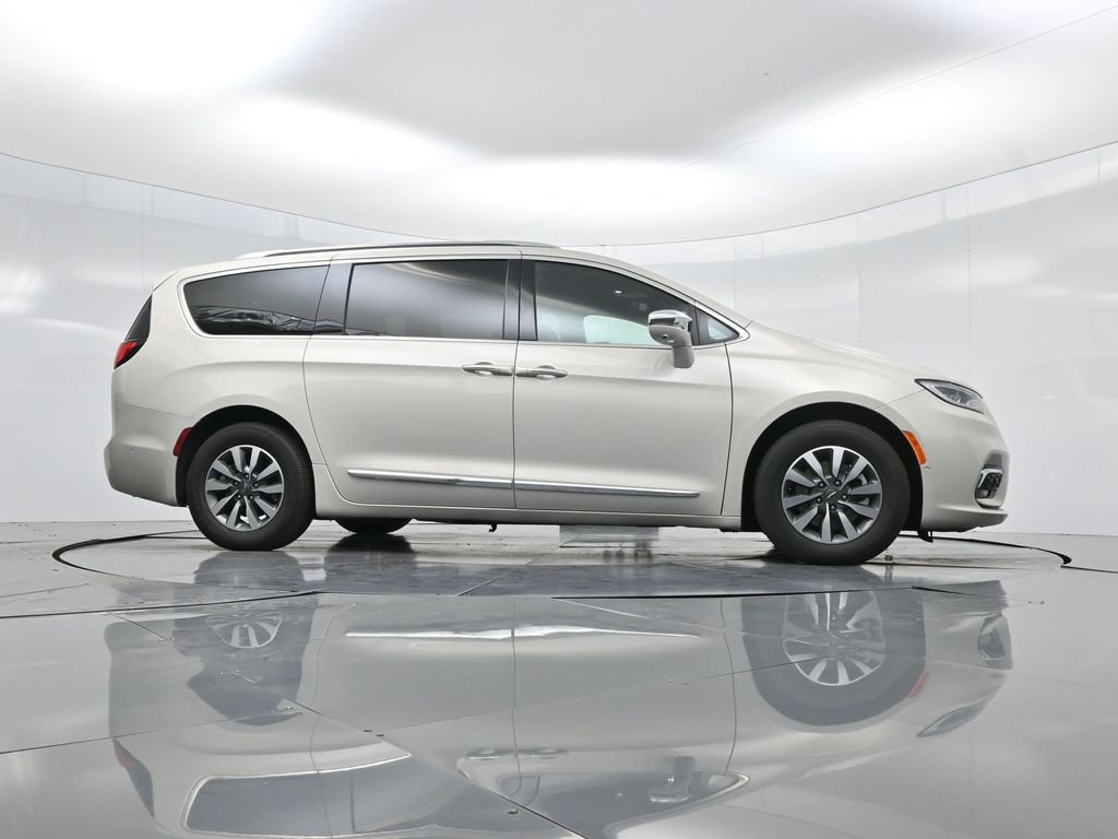 Used 2021 Chrysler Pacifica Limited w/ Premium & Safety Sphere Group image 46