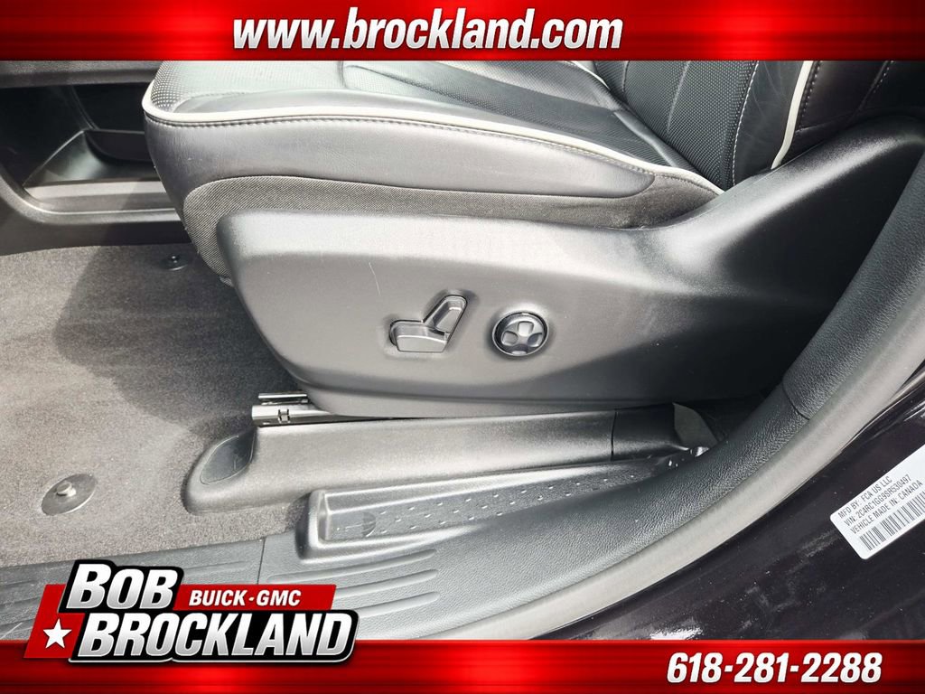 Used 2025 Chrysler Pacifica Limited image 41