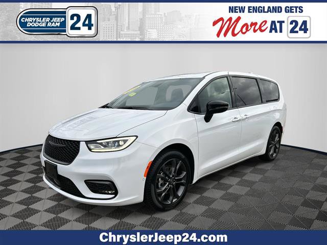 Used 2026 Chrysler Pacifica Select