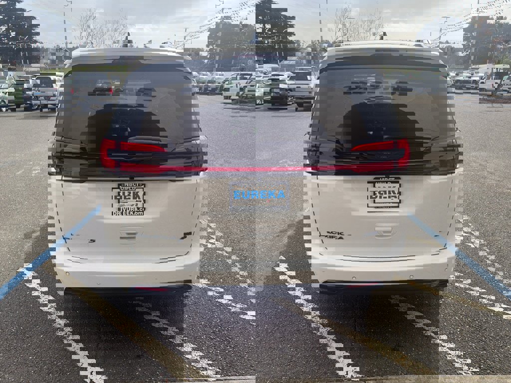 New 2026 Chrysler Pacifica Select w/ S Appearance Package image 17