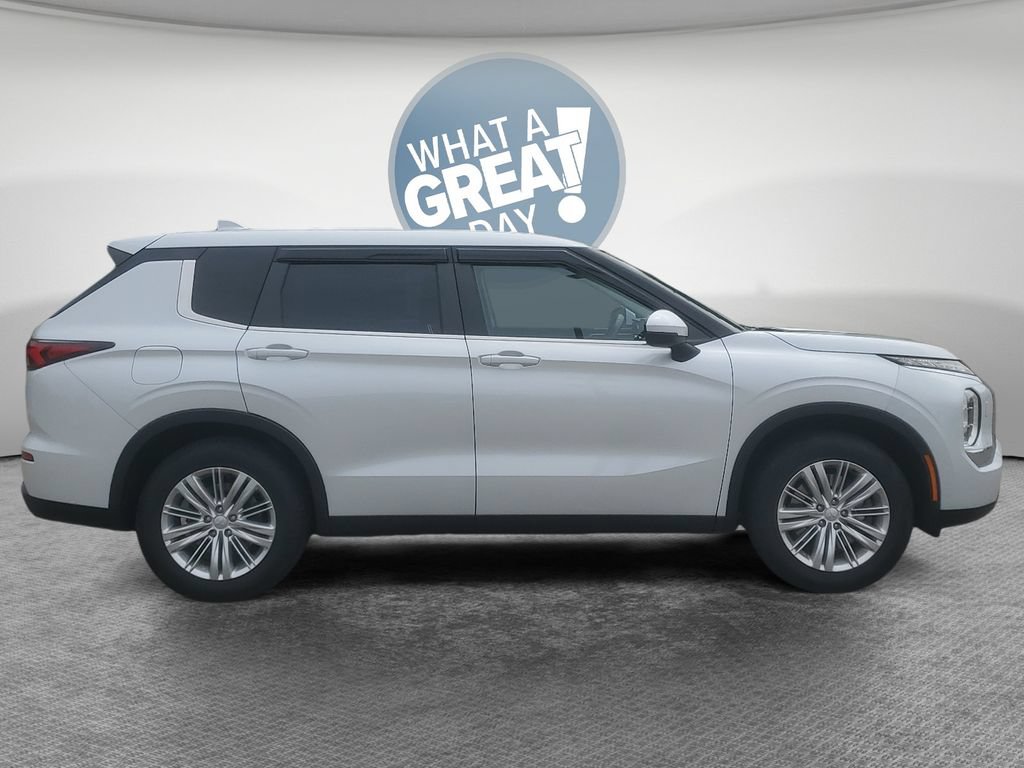 Used 2023 Mitsubishi Outlander ES AWD/4WD image 2