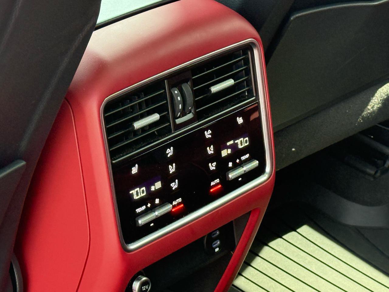 Used 2022 Porsche Cayenne Platinum Edition AWD/4WD image 6