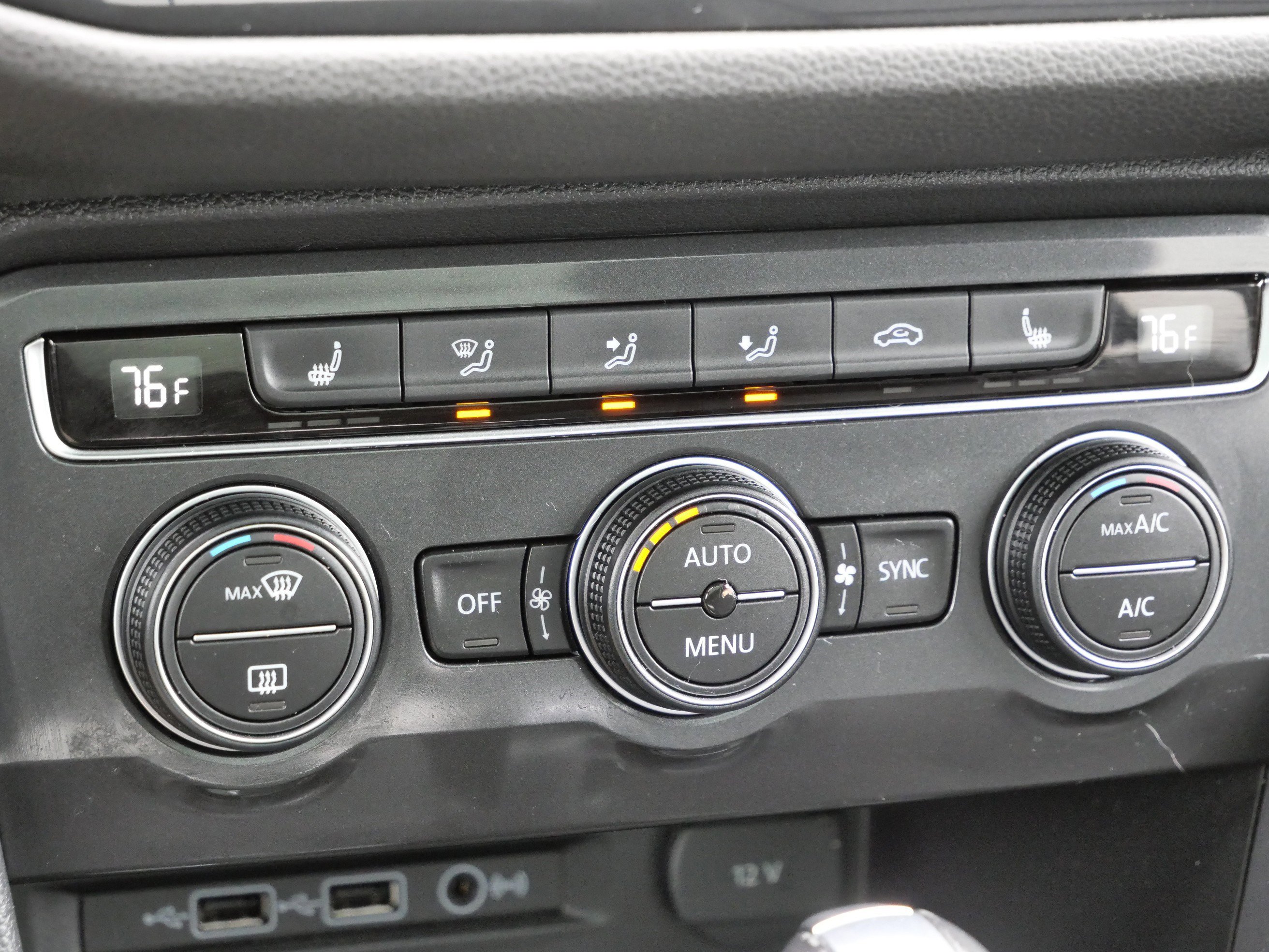 Used 2018 Volkswagen Tiguan SE w/ Panoramic Sunroof Package image 25