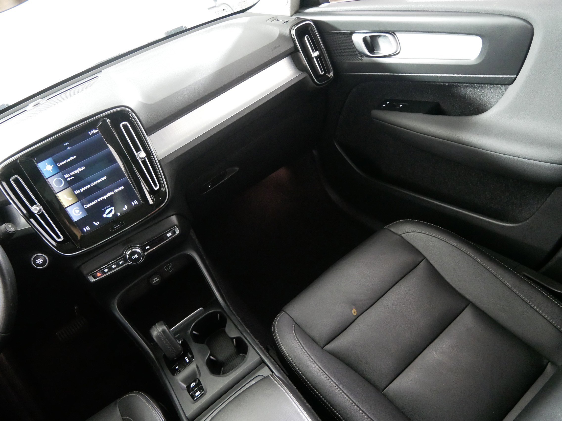 Used 2021 Volvo XC40 T5 Momentum image 11