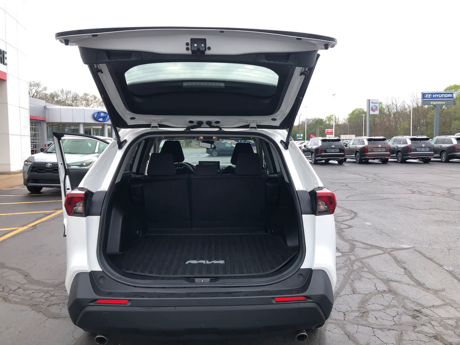 Used 2021 Toyota RAV4 LE AWD/4WD image 26