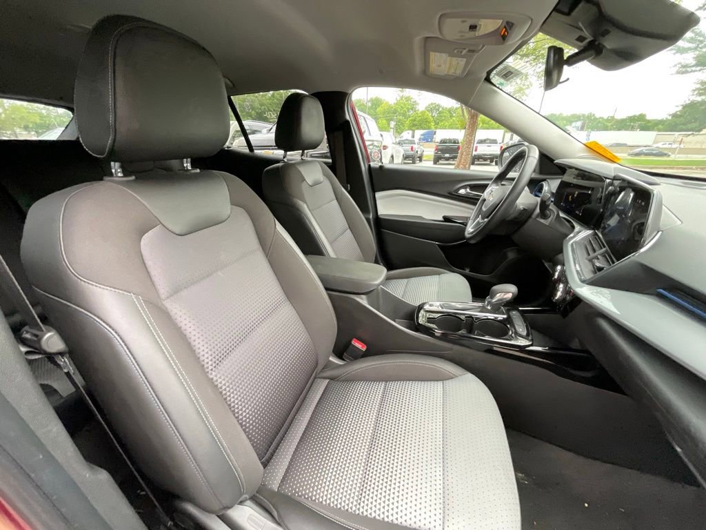 Used 2025 Chevrolet Trax LT w/ LT Convenience Package FWD image 31