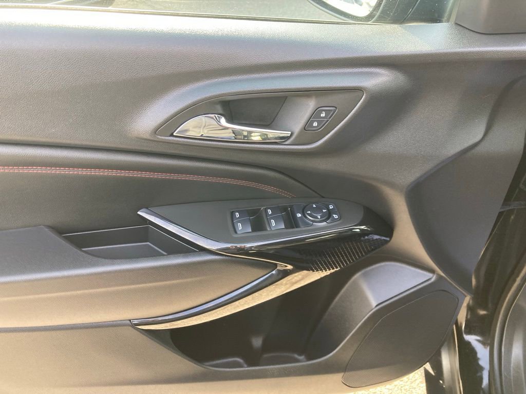 Used 2025 Chevrolet Trax RS w/ Sunroof Package FWD image 21