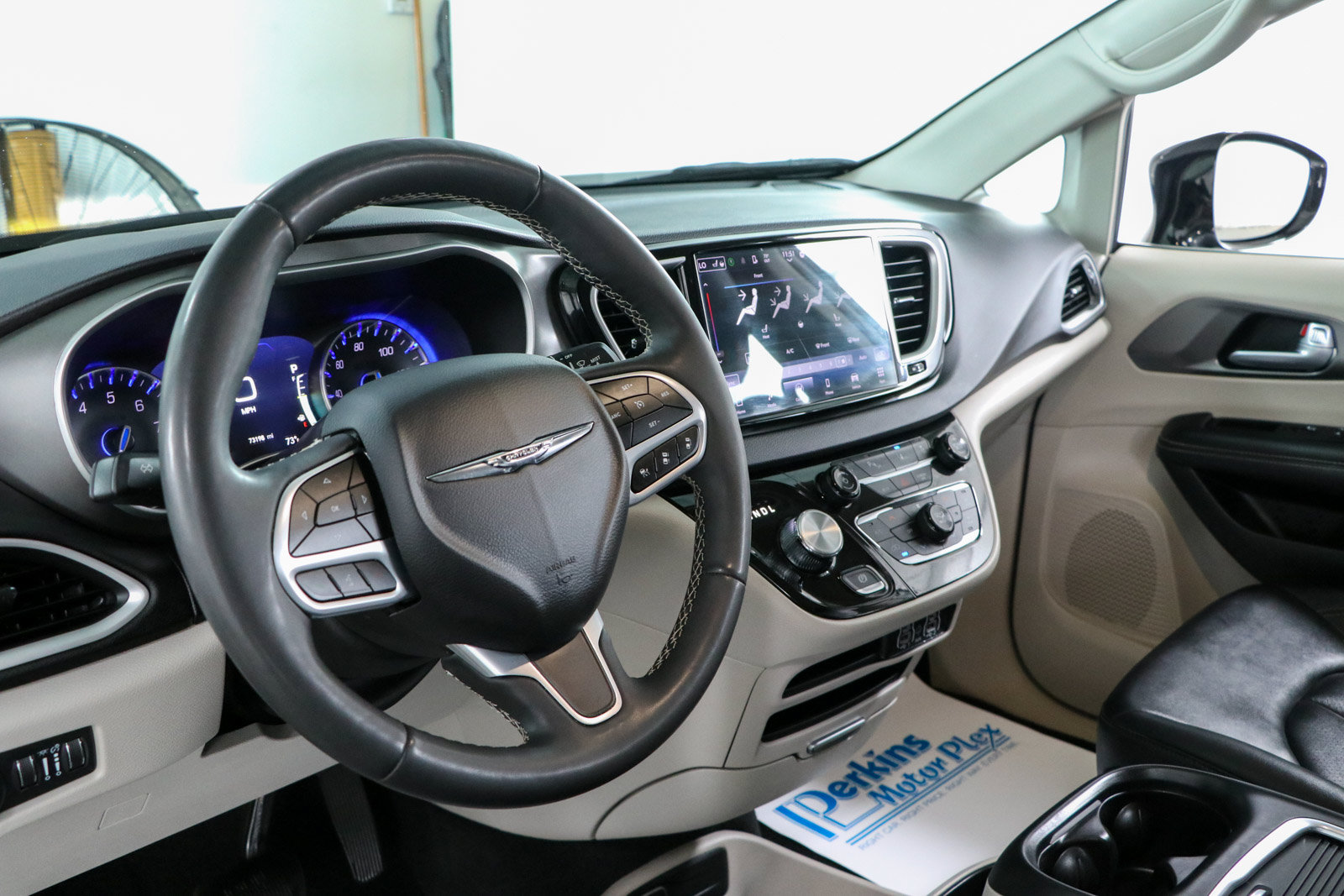 Used 2024 Chrysler Pacifica Touring-L FWD image 22