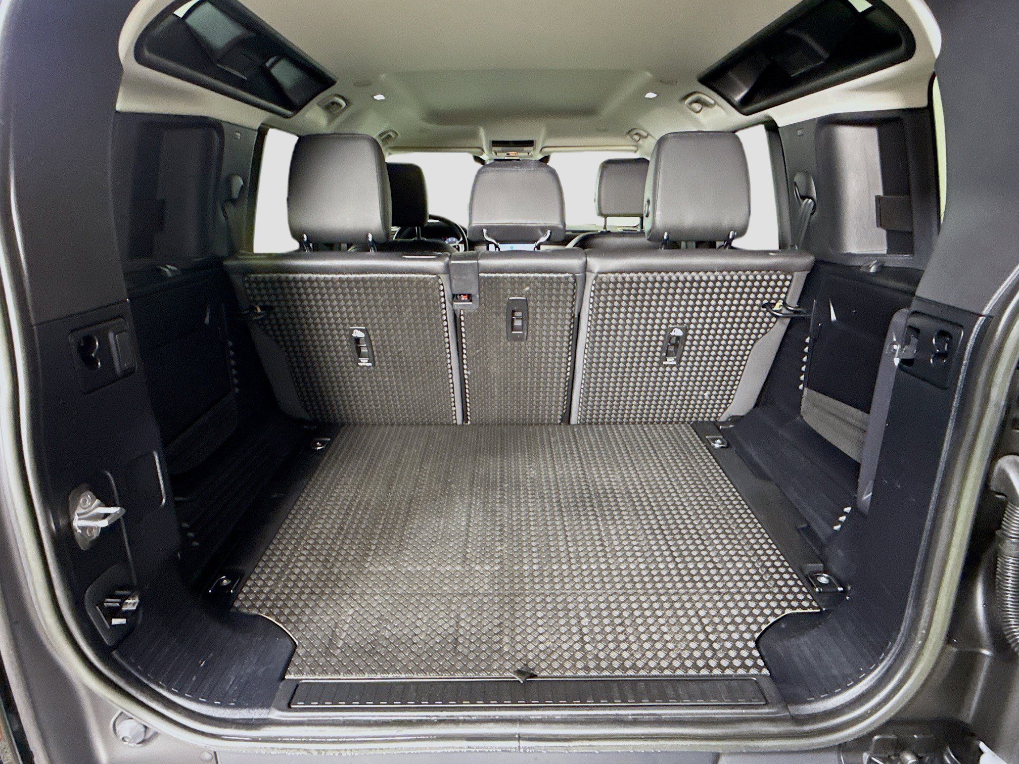 Used 2023 Land Rover Defender 110 S image 35