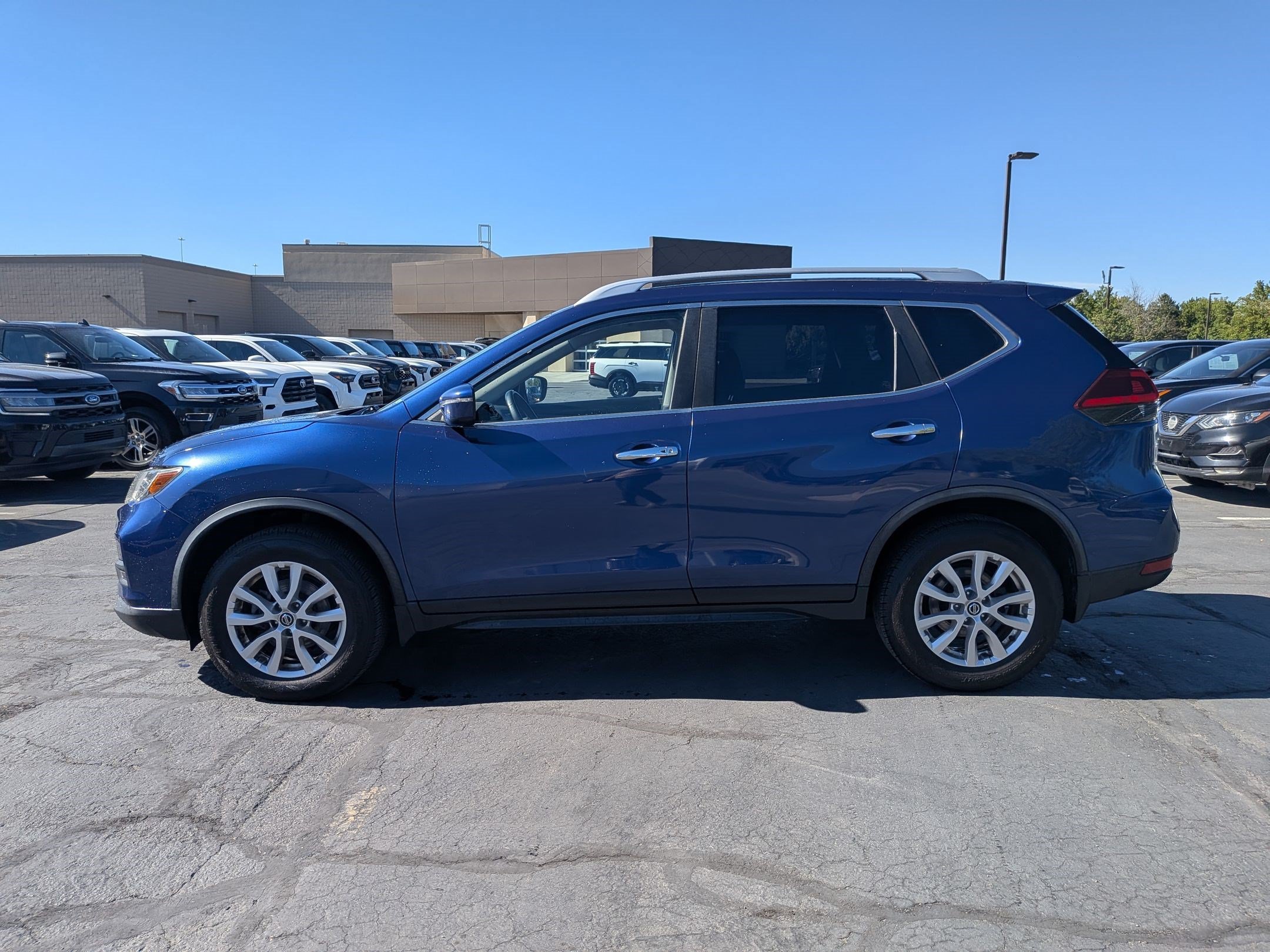 Used 2018 Nissan Rogue SV AWD/4WD image 9