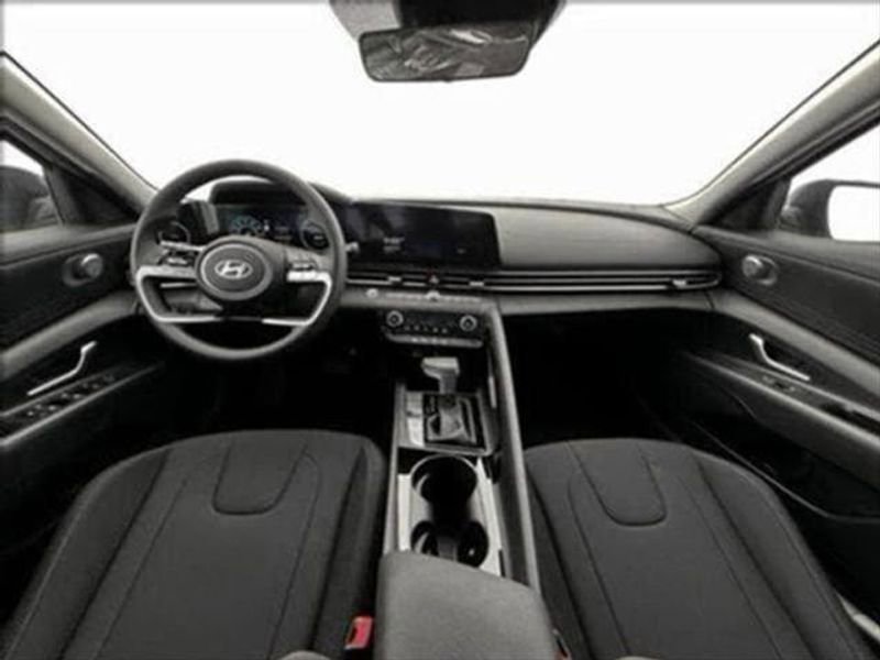 Used 2025 Hyundai Elantra Blue image 17
