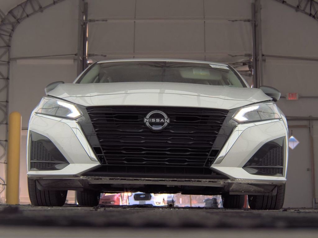 Used 2024 Nissan Altima 2.5 SV image 3