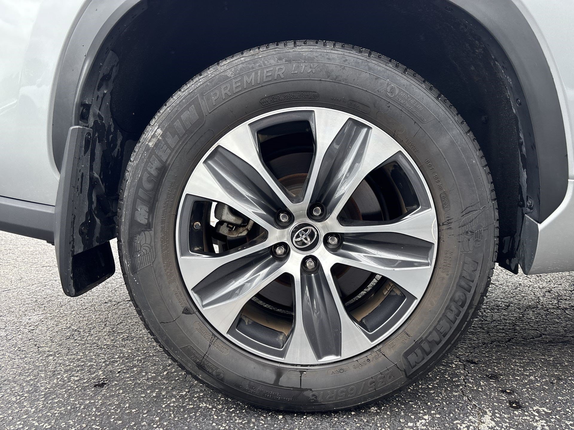 Used 2024 Toyota Highlander XLE FWD image 18