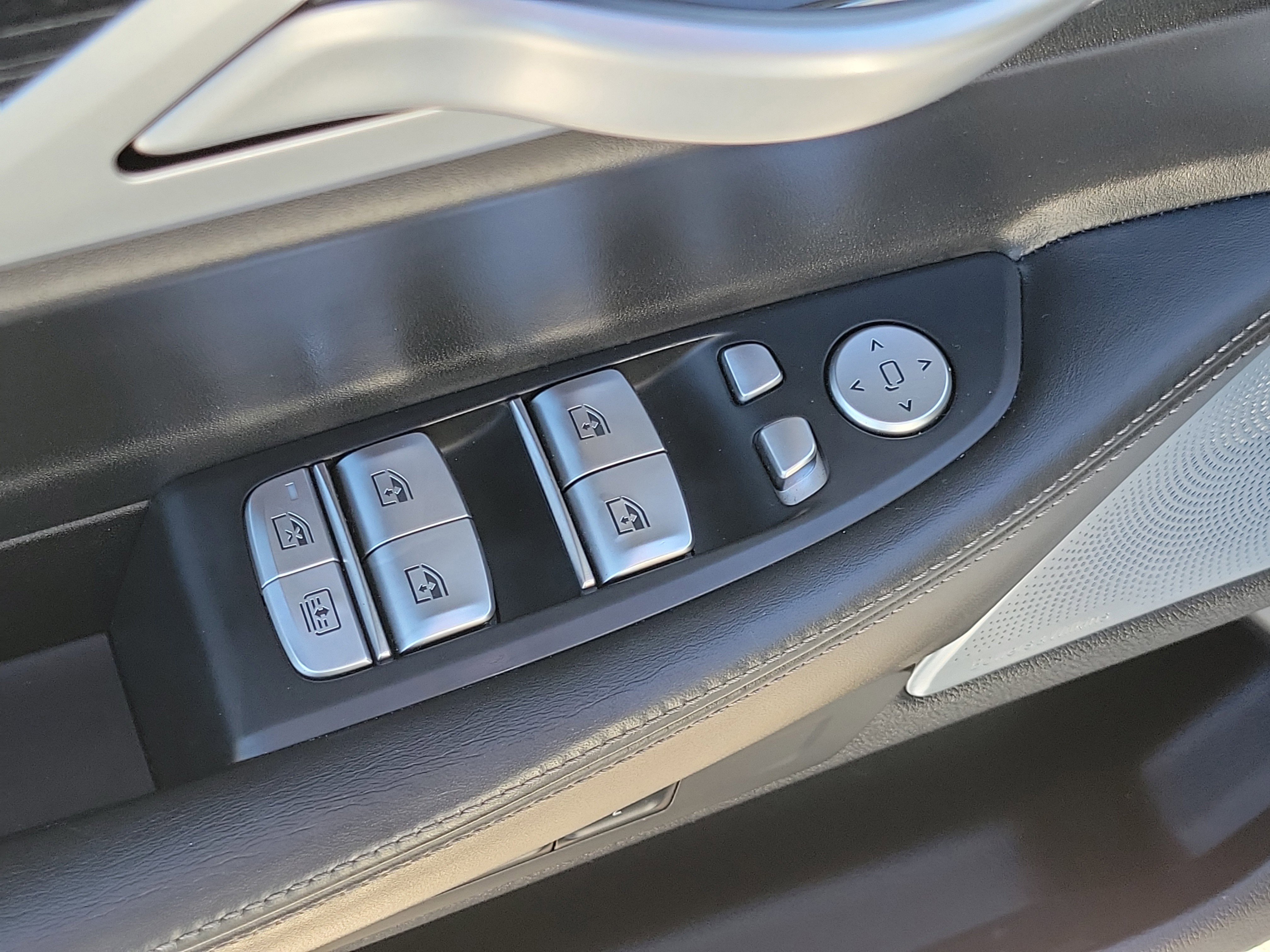 Used 2021 BMW 750i xDrive w/ M Sport Package image 24