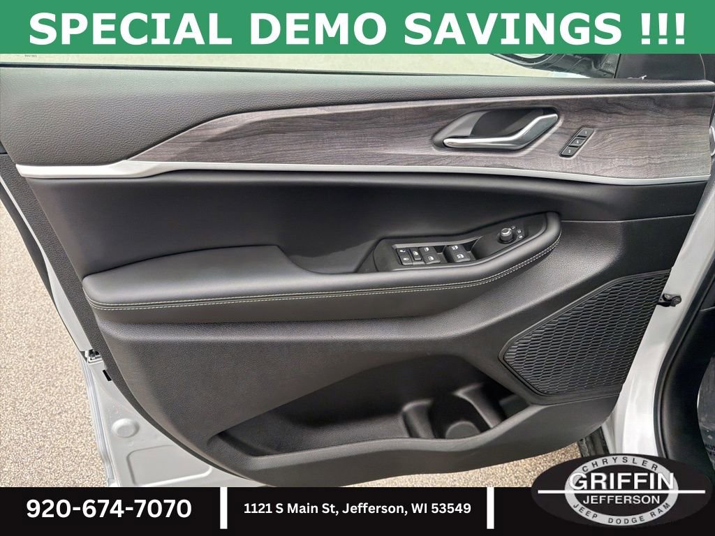 New 2025 Jeep Grand Cherokee Limited w/ Luxury Tech Group II image 14