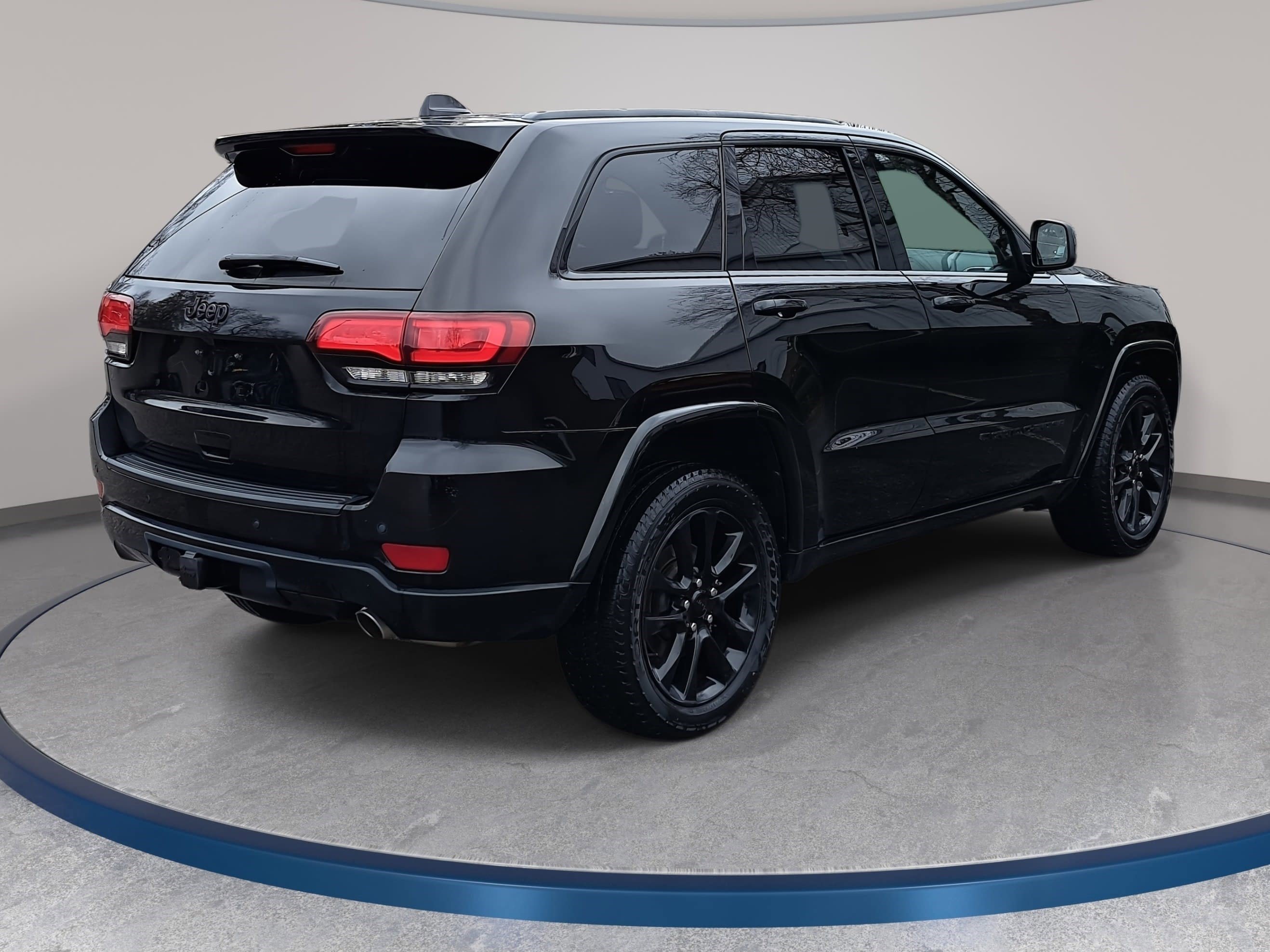 Used 2022 Jeep Grand Cherokee Laredo X image 5