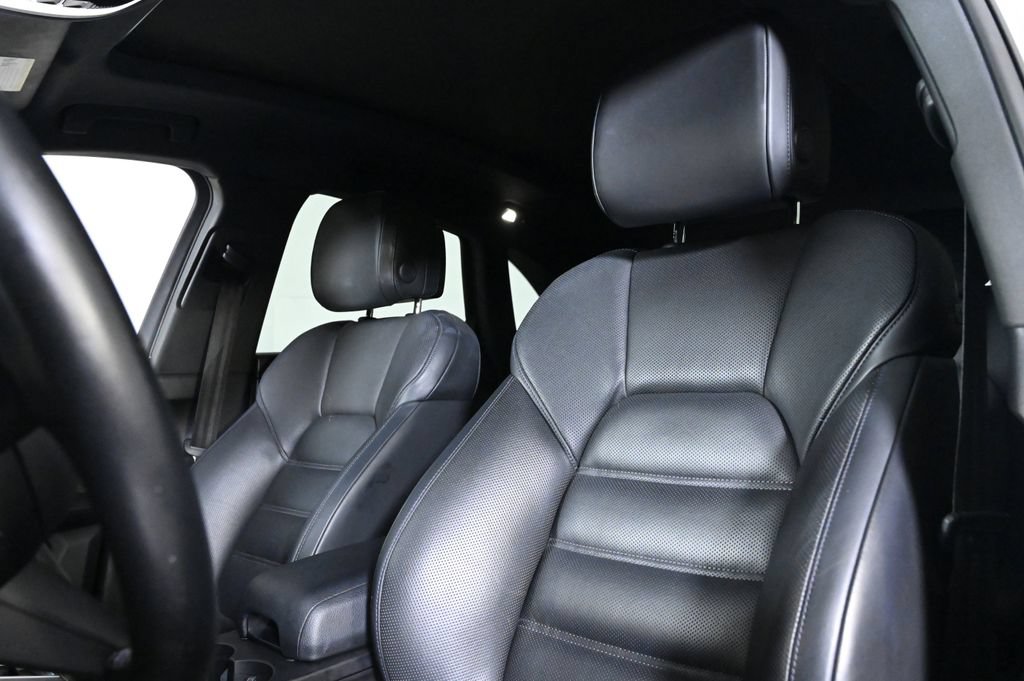 Certified 2023 Porsche Macan AWD/4WD image 5