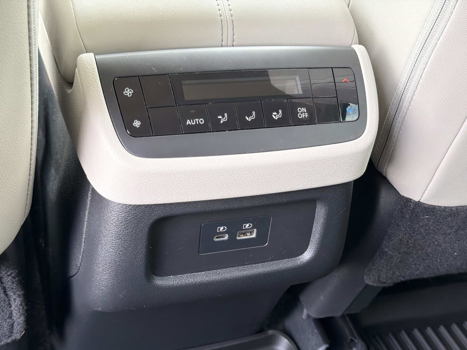 Used 2024 Nissan Pathfinder SL FWD image 16