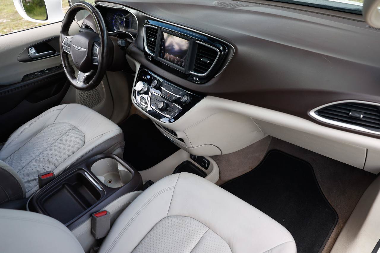 Used 2018 Chrysler Pacifica Touring-L FWD image 16