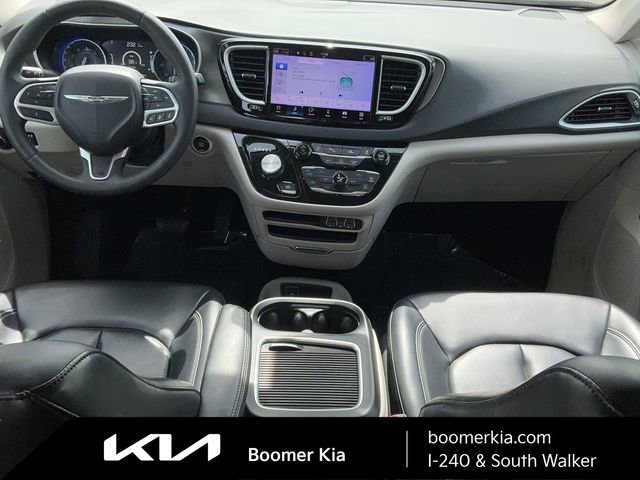 Used 2023 Chrysler Pacifica Touring-L image 16