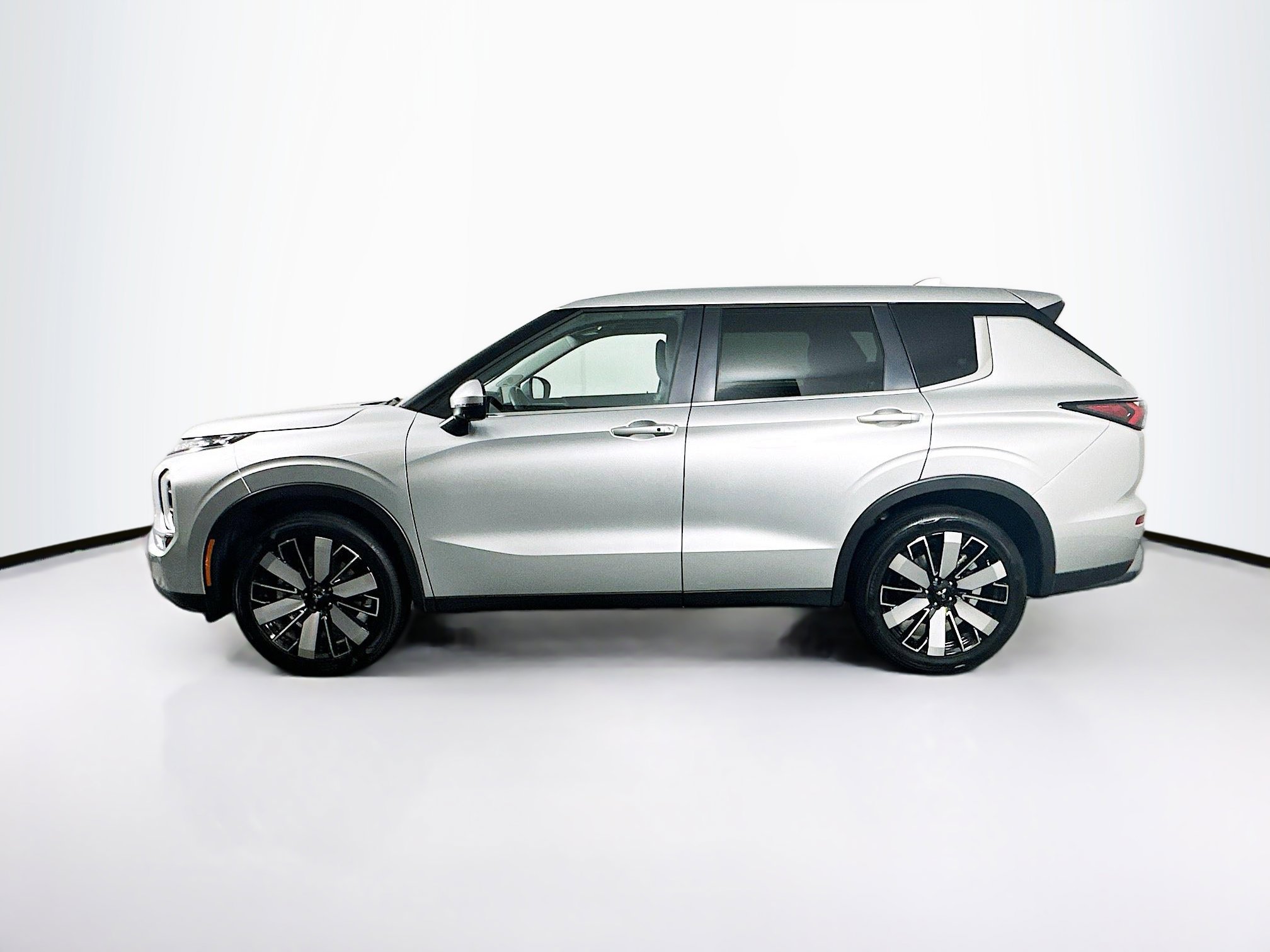 Used 2025 Mitsubishi Outlander SE image 4