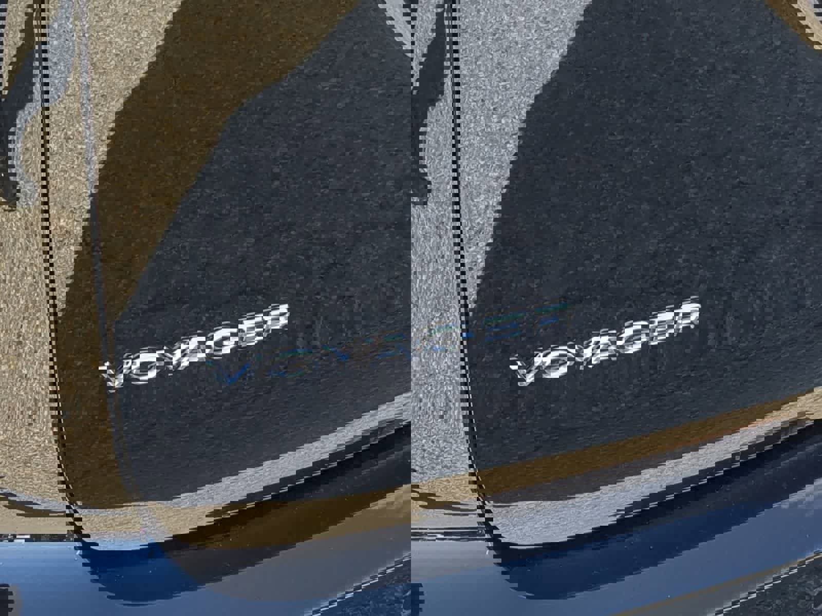 Used 2025 Chrysler Voyager LX image 13