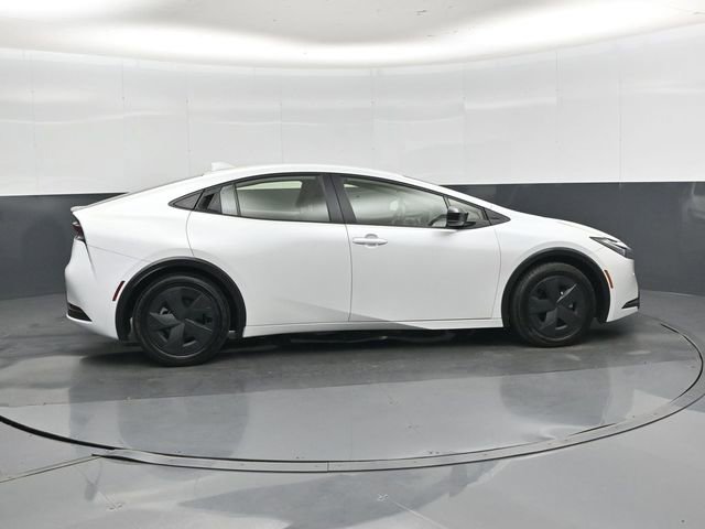 Used 2025 Toyota Prius LE FWD image 2