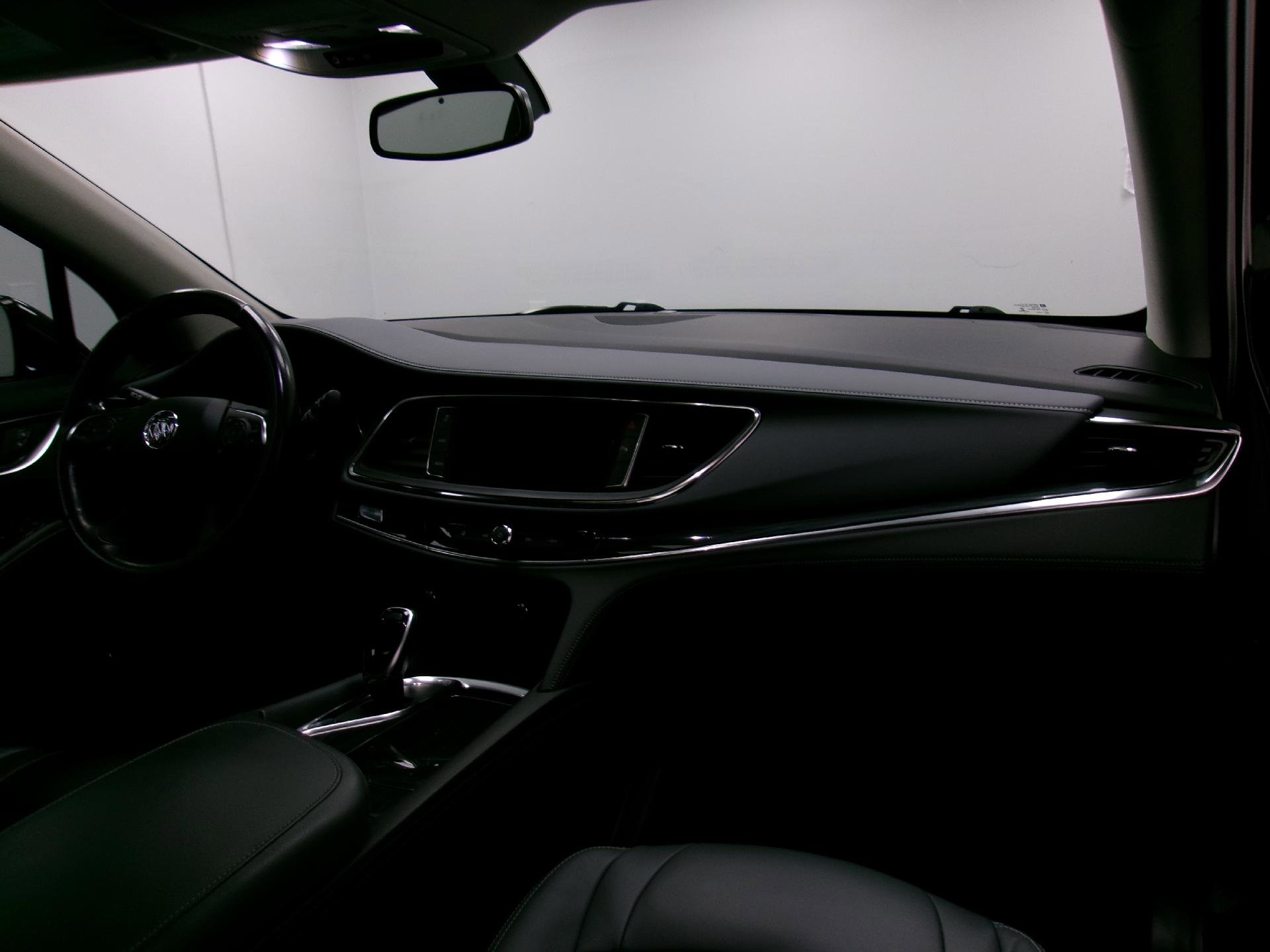 Used 2021 Buick Enclave Essence image 3