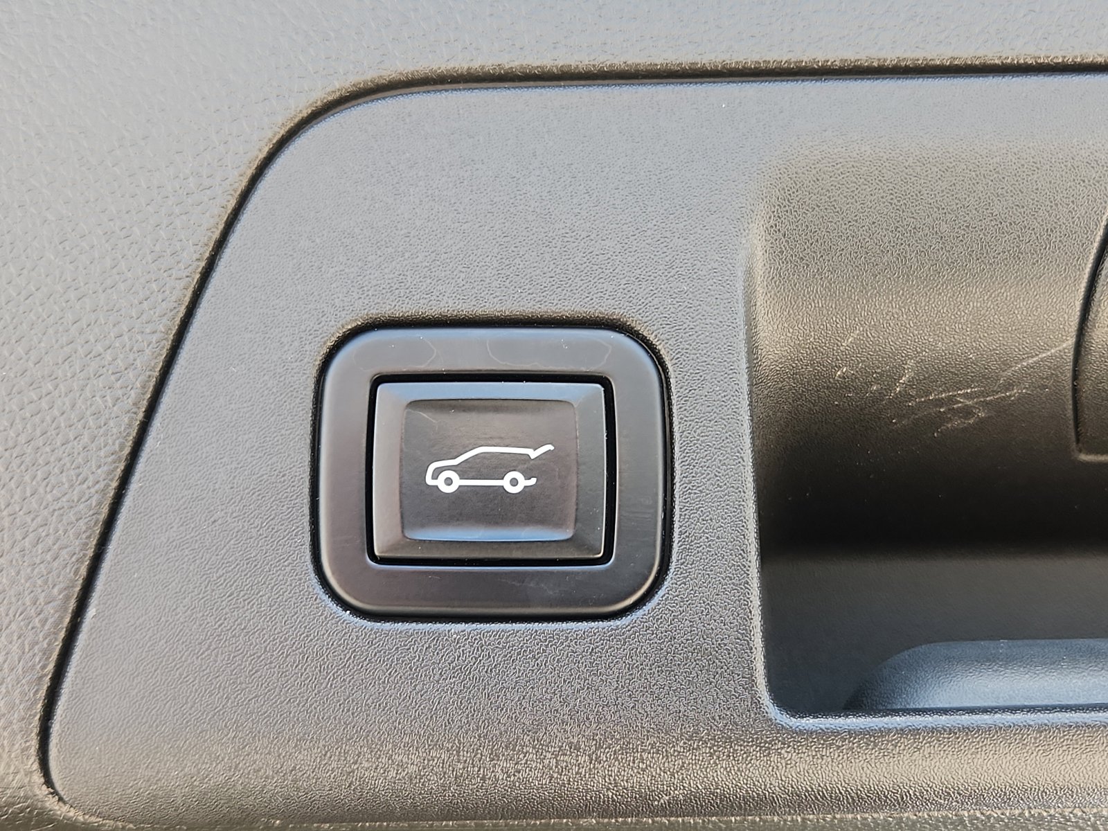 Used 2022 Buick Envision Essence w/ Sport Touring Package FWD image 9