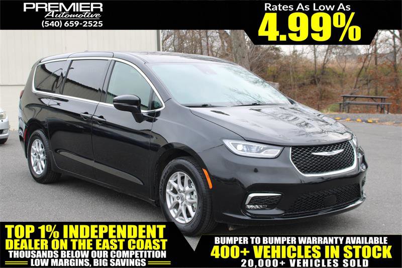 Used 2024 Chrysler Pacifica Touring image 1