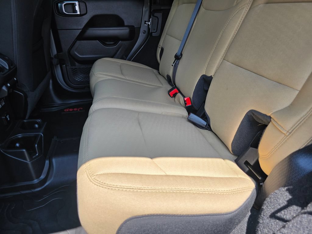 Used 2021 Jeep Wrangler Unlimited Sahara w/ Cold Weather Group AWD/4WD image 15