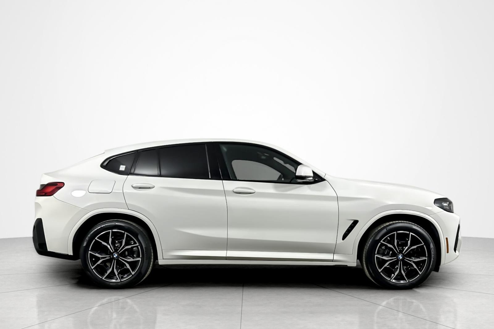 Used 2023 BMW X4 xDrive30i w/ M Sport Package AWD/4WD image 6