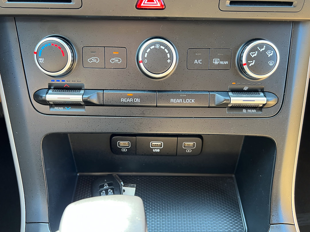 Used 2024 Kia Carnival LX image 27