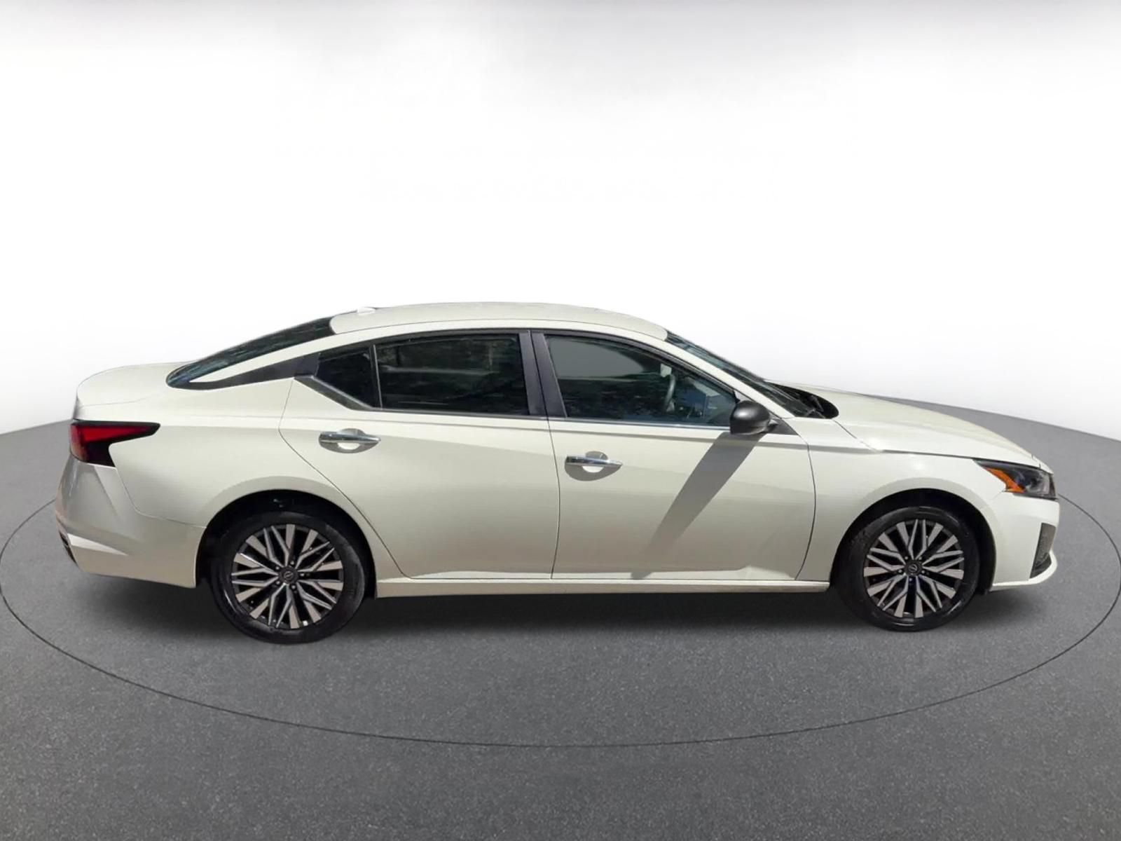 Used 2025 Nissan Altima 2.5 SV FWD image 13