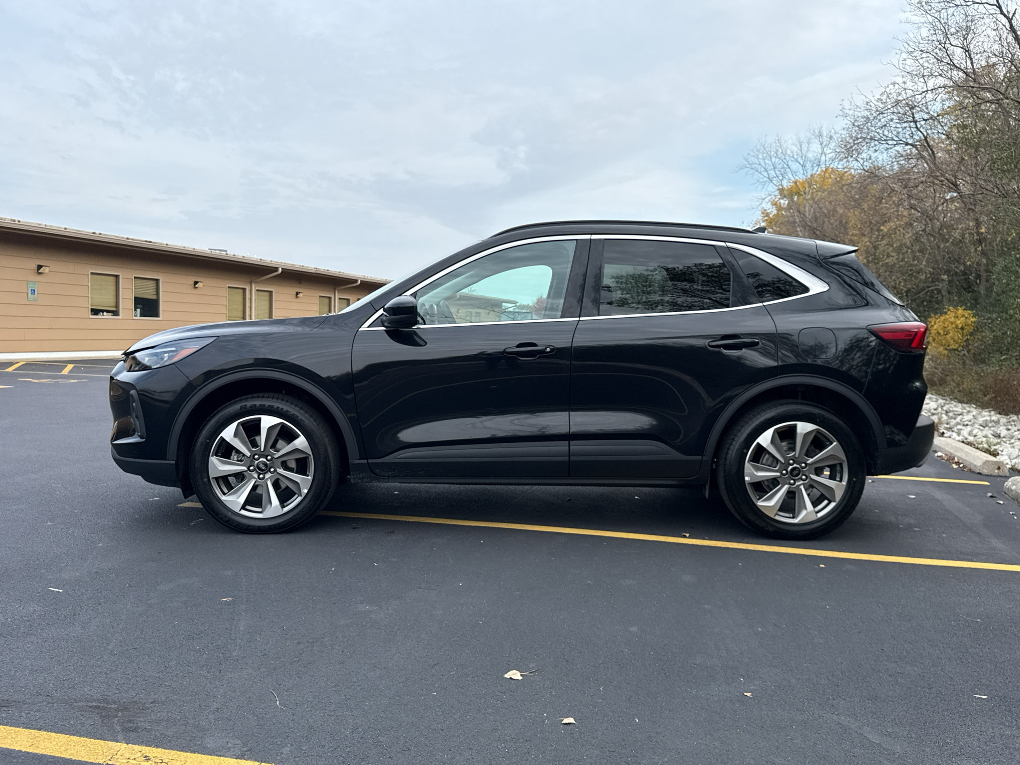 Used 2025 Ford Escape Platinum AWD/4WD image 18