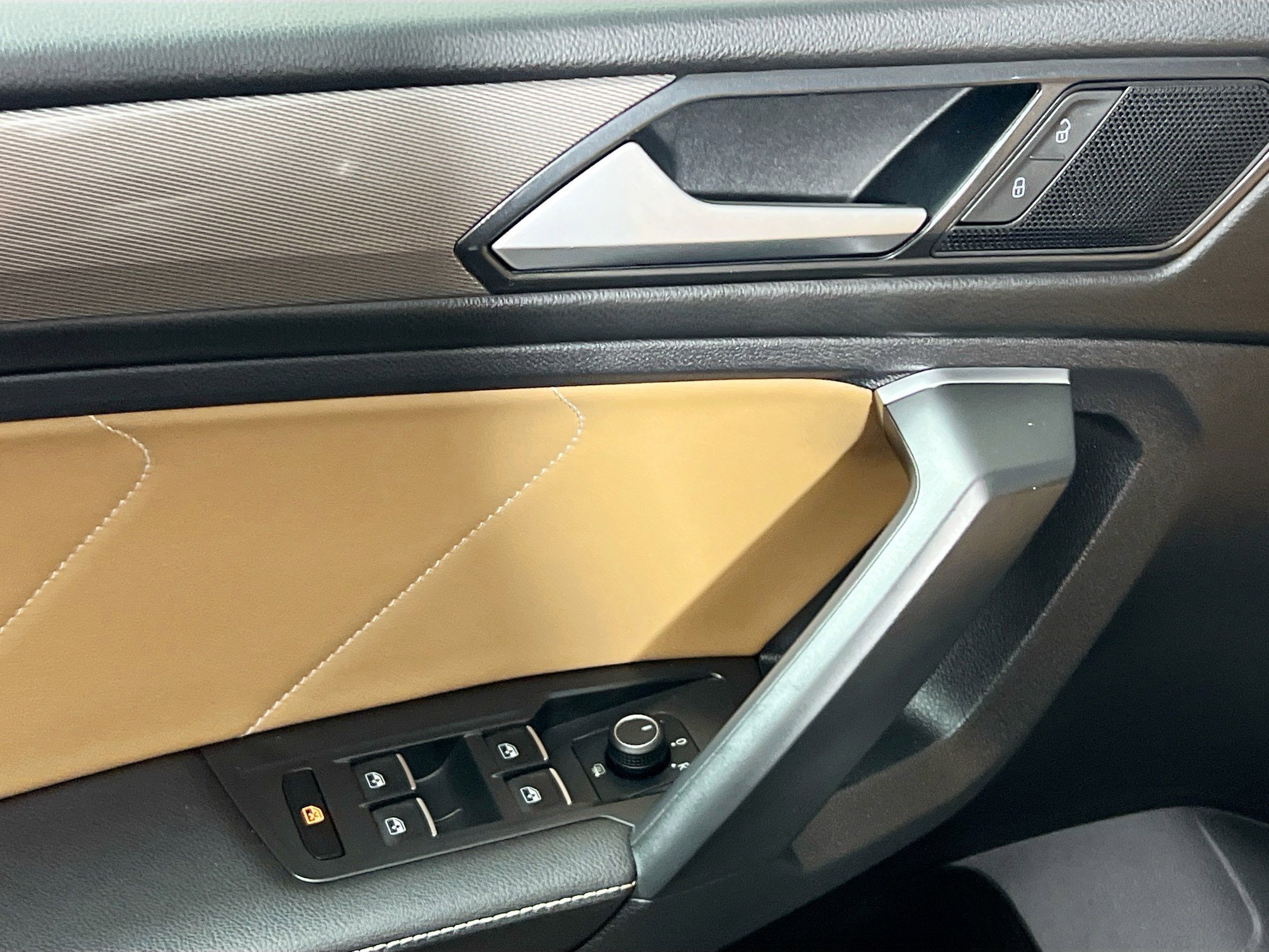 Used 2023 Volkswagen Tiguan SE AWD/4WD image 16