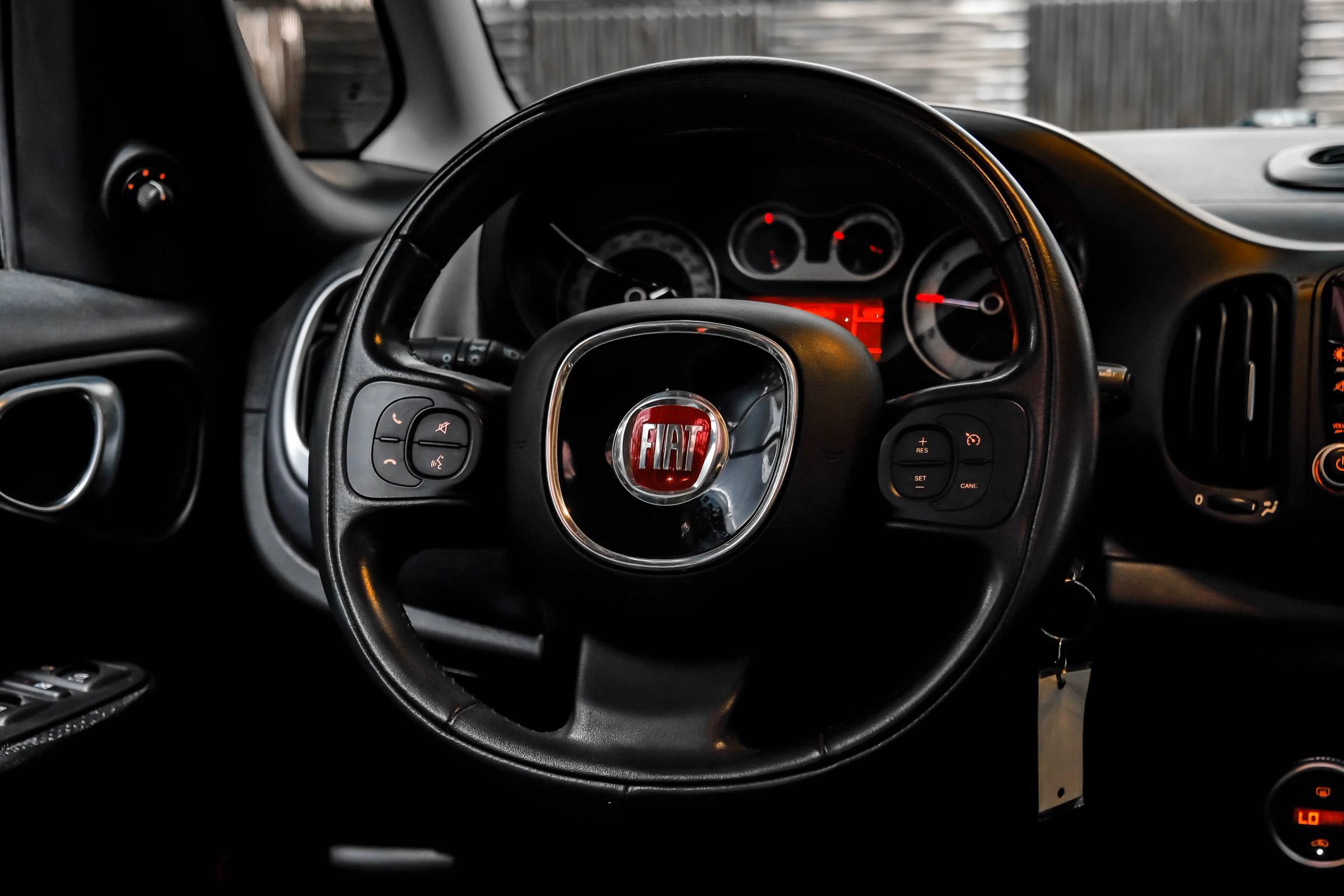 Used 2017 FIAT 500L Lounge w/ Dual-Pane Sunroof Package FWD image 15