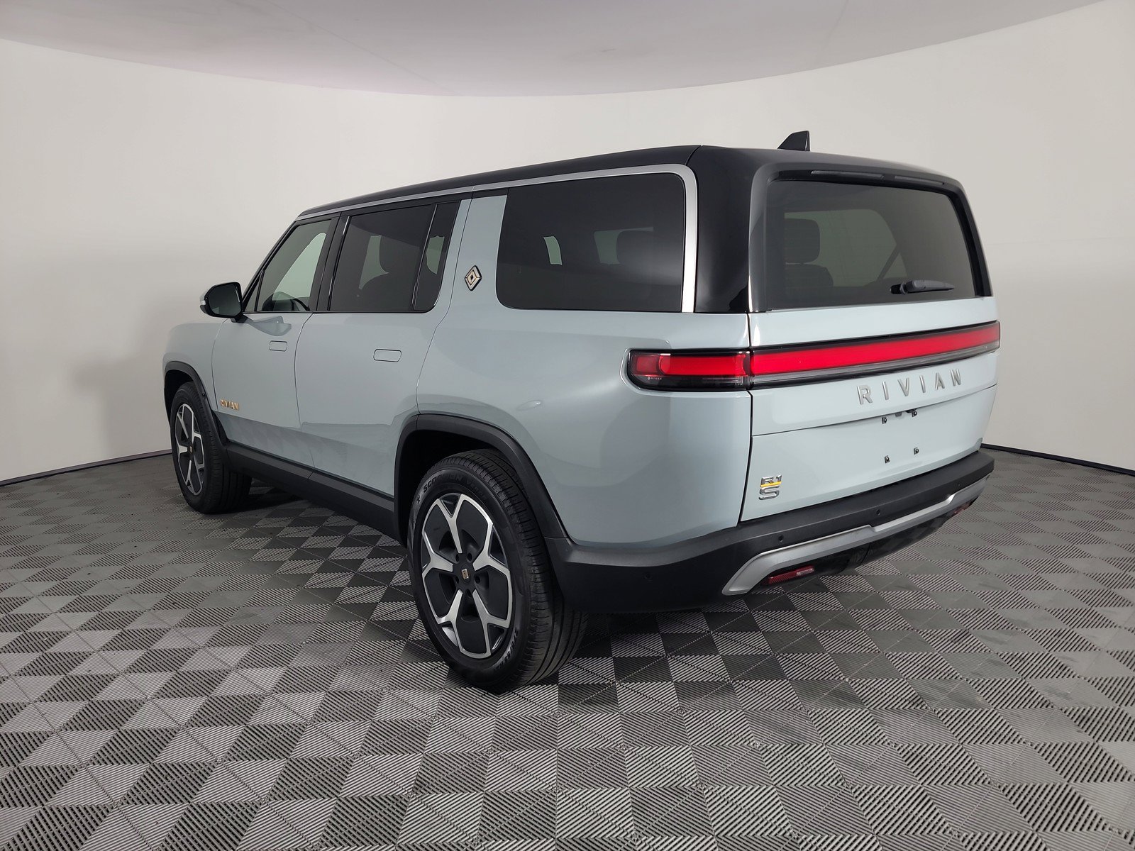 Used 2024 Rivian R1S Adventure AWD/4WD image 3