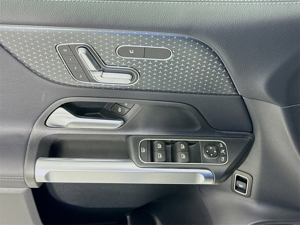 Used 2025 Mercedes-Benz GLB 250 4MATIC image 18