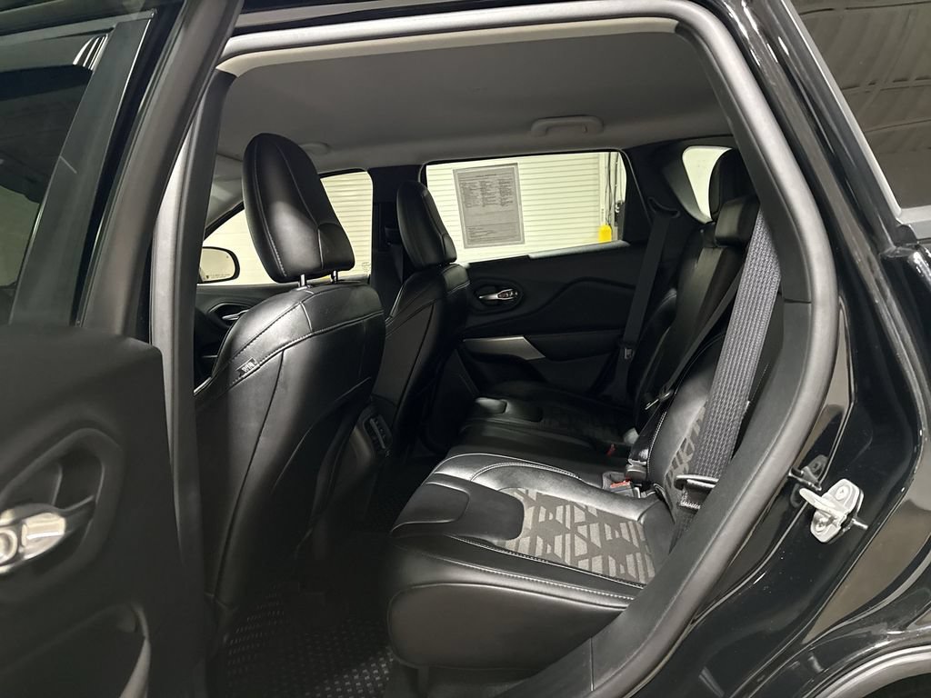 Used 2022 Jeep Cherokee Latitude AWD/4WD image 22