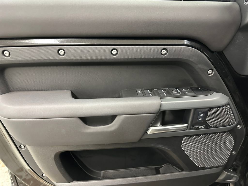 Used 2024 Land Rover Defender 110 X-Dynamic SE image 17