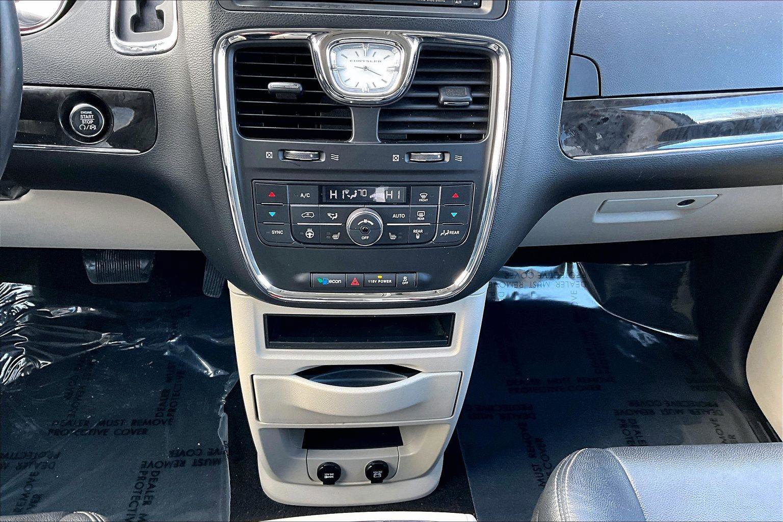 Used 2015 Chrysler Town & Country Touring-L w/ Driver Convenience Group image 13